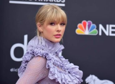 Taylor Swift celebra en la cima