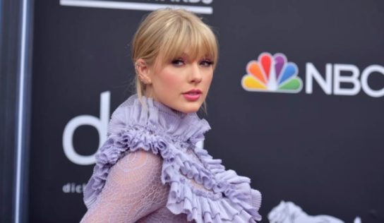 Taylor Swift celebra en la cima