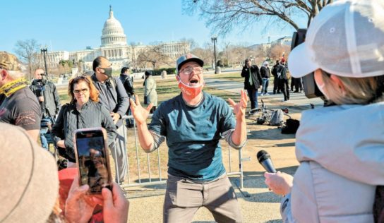 Redes bloquean a Trump hasta concluir traspaso de poder