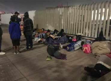 Migrantes duermen a la intemperie en Garita El Chaparral
