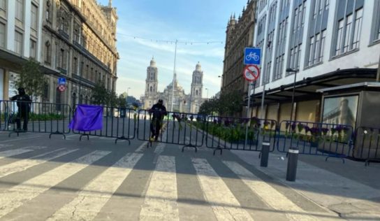 Cierran accesos al Zócalo previo a marcha de mujeres por el 8M