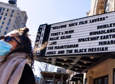 Reabren cines en Nueva York tras estar cerrados un año por el Covid-19