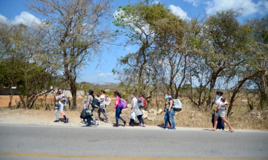 Desorganización y esperanza en aplicación de vacunas, migración y multitudes en las calles, entre las fotos de la semana