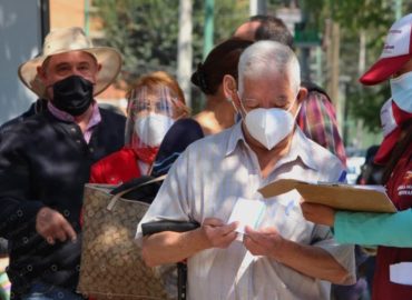 Siguen tomando fotos a credenciales de elector en vacunación, acusa Inai