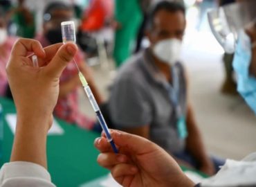 Asociación de hospitales privados informa que hay posibilidad de que vacunen a sus médicos