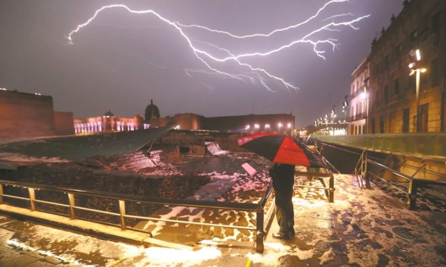 Un rayo sobre Templo Mayor, balazos en Michoacán y la Ley Olimpia, entre las fotos de la semana