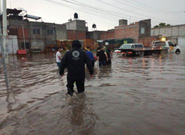 Lluvia causa daños en 100 comercios de la capital queretana