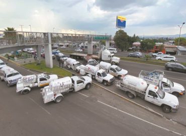 Cerca de 40 pipas de #gas fueron estacionadas en uno de los carriles de la vía federal del Estado de Querétaro