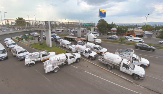 Cerca de 40 pipas de #gas fueron estacionadas en uno de los carriles de la vía federal del Estado de Querétaro