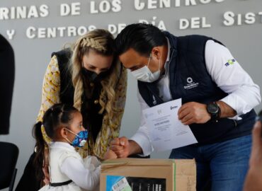 Premian Luis Nava y Arahí Domínguez a los ganadores del Concurso de Altares y Catrinas