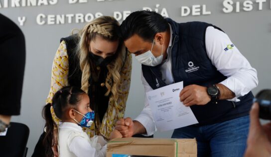 Premian Luis Nava y Arahí Domínguez a los ganadores del Concurso de Altares y Catrinas