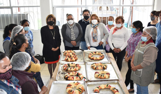 Comparte SMDIF de El Marqués, la tradicional Rosca de Reyes con adultos mayores