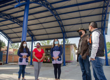 Enrique Vega entrega dos arcotechos en escuelas de El Pozo y Los Héroes