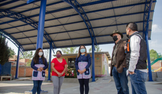 Enrique Vega entrega dos arcotechos en escuelas de El Pozo y Los Héroes