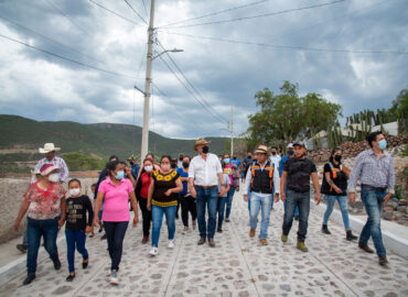 Entrega Enrique Vega obra pública en Los Pocitos