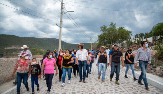 Entrega Enrique Vega obra pública en Los Pocitos