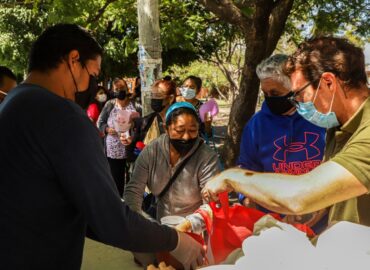 Comedor Contigo lleva 400 porciones de alimentos a la colonia Ex Hacienda Santa Ana