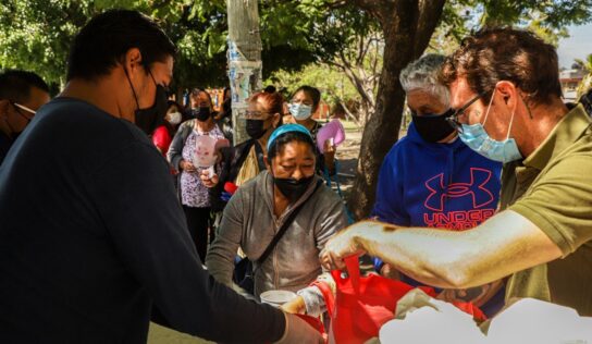 Comedor Contigo lleva 400 porciones de alimentos a la colonia Ex Hacienda Santa Ana