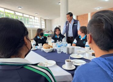 AMARILDO BÁRCENAS SE REÚNE CON ESTUDIANTES DEL MUNICIPIO DE PEDRO ESCOBEDO