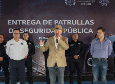 Enrique Vega entrega patrullas en Zibatá, como parte de la campaña Confío En Mi Policía