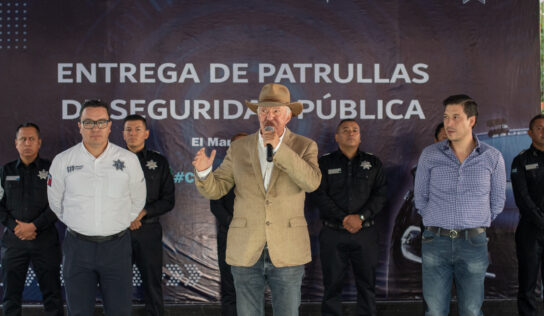 Enrique Vega entrega patrullas en Zibatá, como parte de la campaña Confío En Mi Policía