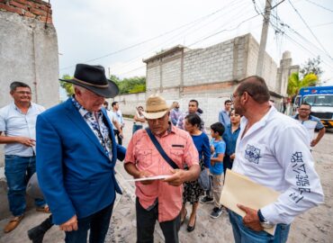 Enrique Vega entrega luminarias en San Vicente Ferrer y  La Piedad