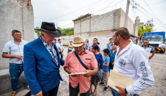 Enrique Vega entrega luminarias en San Vicente Ferrer y  La Piedad