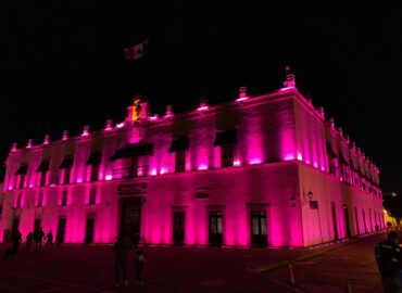 Se pinta de rosa Palacio de Gobierno en el marco del Día Internacional del Cáncer de Mama