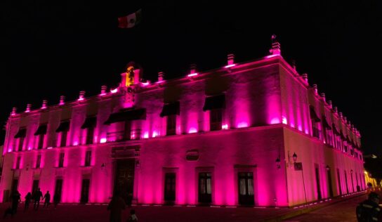 Se pinta de rosa Palacio de Gobierno en el marco del Día Internacional del Cáncer de Mama