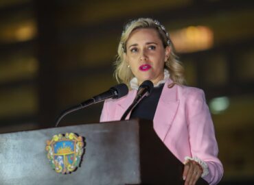 Centro Cívico con iluminación rosa en conmemoración de la lucha contra el cáncer de mama