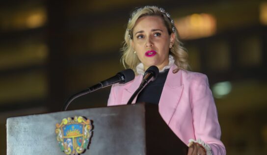 Centro Cívico con iluminación rosa en conmemoración de la lucha contra el cáncer de mama