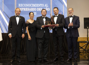 Entrega Gobernador Premio al Empresario del Año