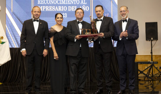 Entrega Gobernador Premio al Empresario del Año