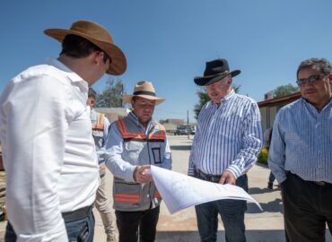 Enrique Vega supervisa obras en El Colorado y La Griega