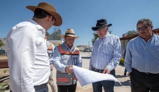 Enrique Vega supervisa obras en El Colorado y La Griega