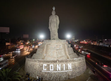 Enrique Vega inaugura la iluminación de la estatua de Conín 