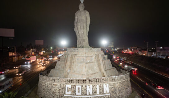 Enrique Vega inaugura la iluminación de la estatua de Conín 