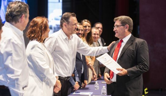 Encabeza MKG graduación de bachillerato para adultos del programa Contigo, nadie se quede atrás
