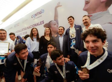 Asiste Luis Nava a inauguración de Centro de Salud y a homenaje a medallistas queretanos