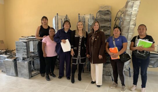 Entrega USEBEQ mobiliario educativo en Querétaro y Cadereyta