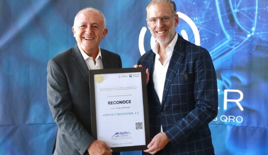 Marco Del Prete entrega reconocimiento a Clúster de Tecnologías Digitales