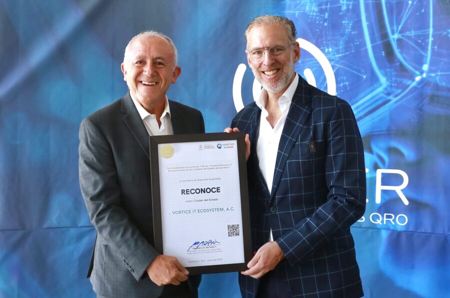 Marco Del Prete entrega reconocimiento a Clúster de Tecnologías Digitales