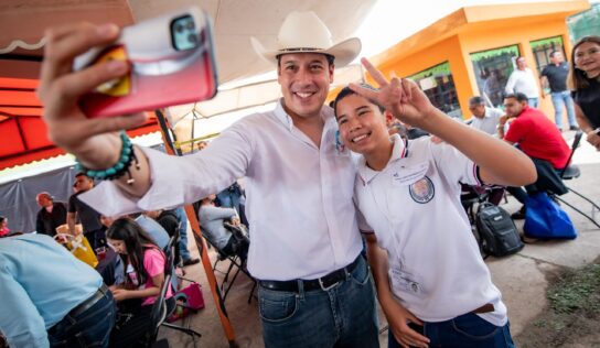 Rodrigo Monsalvo reconoce a estudiantes con excelencia académica durante jornada de convivencia infantil, en El Marqués
