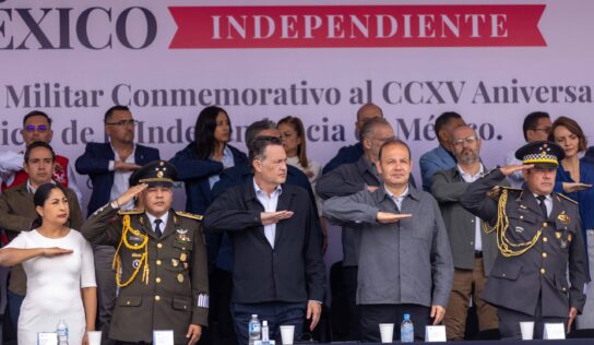 Atestigua Gobernador el desfile cívico militar conmemorativo al inicio de la lucha de Independencia de México