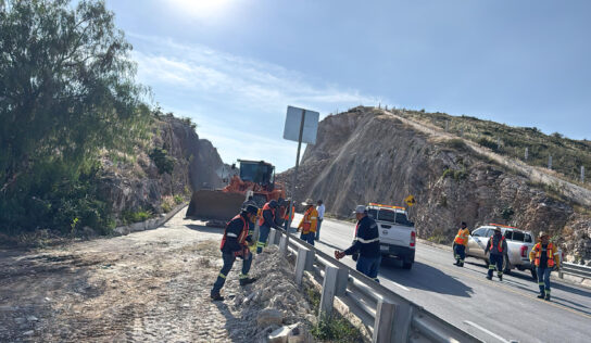 Realiza Gobierno del Estado acciones por derrumbe sobre la Carretera Estatal 100