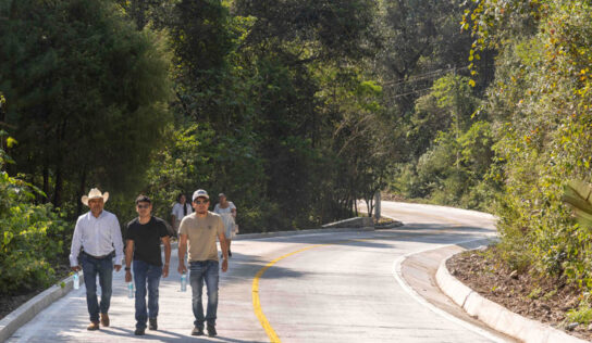 Entrega Mauricio Kuri 1ª etapa del camino Valle Verde – El Pocito en Jalpan de Serra