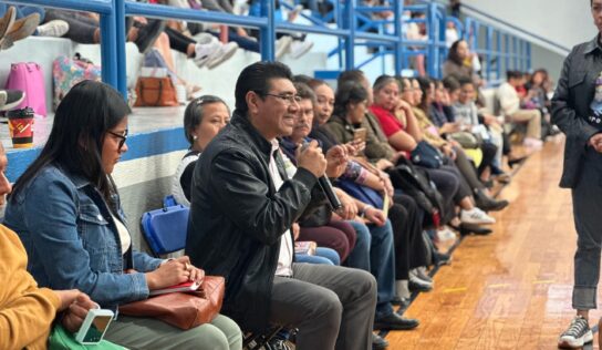 Capacita USEBEQ a padres de familia en el uso y manejo responsable de redes sociales