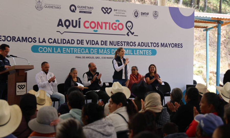 Entrega SEDIF lentes para adultos mayores del municipio de Pinal de Amoles