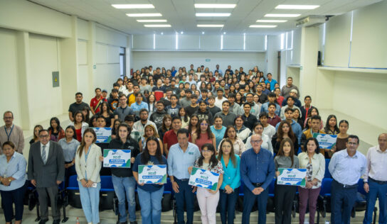 Reciben becas estudiantes de la UT San Juan
