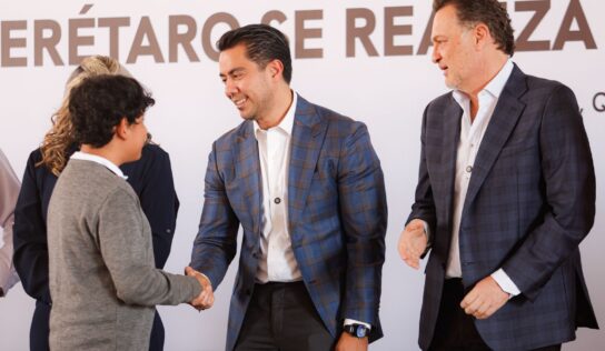 Acude Felifer Macías a la ceremonia de honores a la bandera y entrega de obra en la colonia Sauces